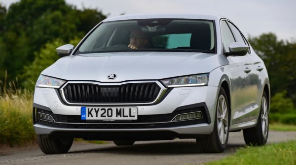 Още от пускането на първия модел в средата на 90-те - чешкият автомобил е избор по подразбиране за семейни купувачи, които желаят пространство и стойност преди всичко. През десетилетията Octavia се издигна до луксозния пазар по отношение на покритие, технологии и цена, но основните й силни страни остават. 

Нищо в сегмента не предлага толкова много пространство; пътниците на задната седалка могат да се изпънат, докато 600-литров багажник е най-добрият в класа. Преминете към комбито и това нараства до колосалните 640 литра. На всичкото отгоре Octavia e удобен за шофиране, а версията vRS добавя бързина за феновете на горещите хечбеци. 

Четвъртото поколение Octavia може да се похвали и с пълен рейтинг от пет звезди за безопасност. Комфортът и изискаността също са по-добри от преди, което означава, че по-дългите пътувания трябва да са приятни. Освен конвенционалните бензинови и дизелови модели, има и опция за пестеливия Plug-in хибрид.

Минуси
&bull; По-скъп от предишния модел
&bull; Съперниците са по-забавни за шофир